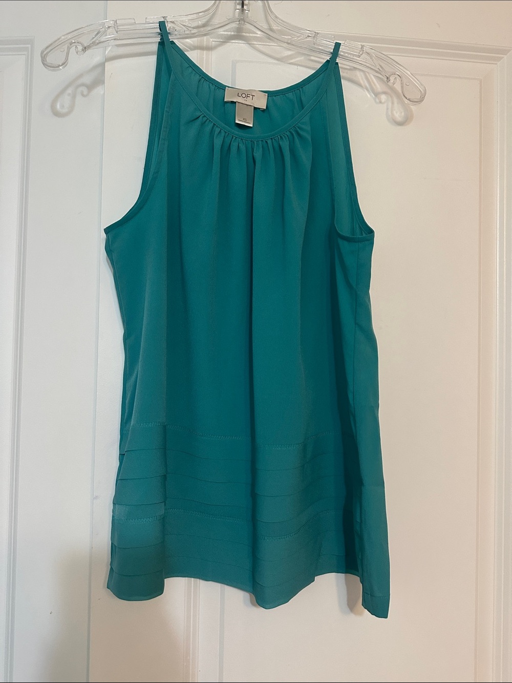 Sz XS LOFT teal top is a layered round-neck sleeveless blouse made of polyester.